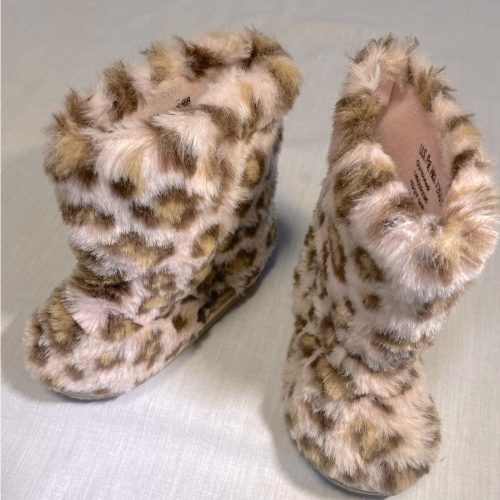 GYMBOREE light pink and brown Cheetah Cat print faux fur boots. Size 9.